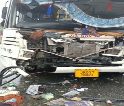 20 Amarnath pilgrims injured in road accident in J&K's Kulgam 20 Amarnath pilgrims injured in road accident in J&K's Kulgam