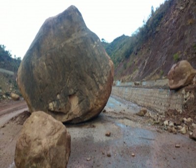 Landslides block Jammu-Srinagar highway Landslides block Jammu-Srinagar highway