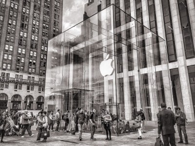 Top Apple corporate attorney pleads guilty to insider trading