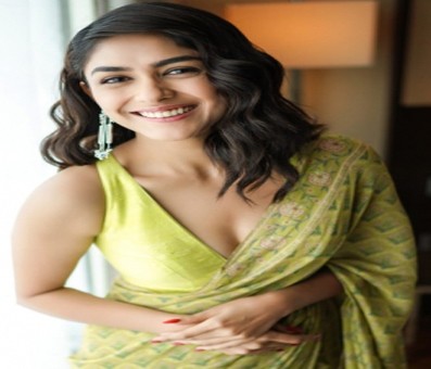 Mrunal Thakur got extensive language training for Telugu debut in 'Sita Ramam' Mrunal Thakur got extensive language training for Telugu debut in 'Sita Ramam'