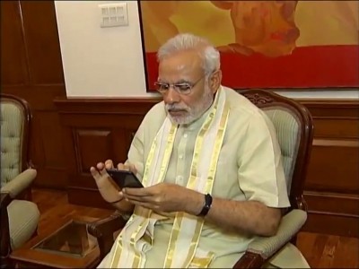 PM Modi calls up Tejashwi to enquire about Lalu Prasad's health PM Modi calls up Tejashwi to enquire about Lalu Prasad's health