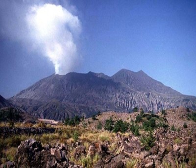 Japan volcano erupts for 2nd straight day