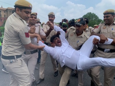 Parliament to Rashtrapati Bhavan march: Delhi Police begin detaining Congress MPS Parliament to Rashtrapati Bhavan march: Delhi Police begin detaining Congress MPS