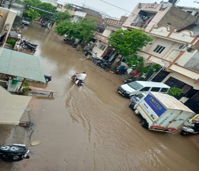 Heavy rainfall lashes Ahmedabad