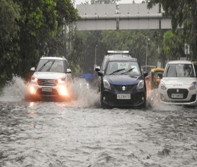 Delhi: Heavy rain affects normal life; traffic snarls at several places Delhi: Heavy rain affects normal life; traffic snarls at several places