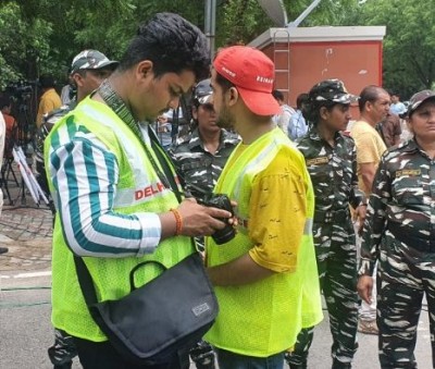 Delhi Police hired 100 photographers to capture Cong moves during Rahul, Sonia's ED questioning Delhi Police hired 100 photographers to capture Cong moves during Rahul, Sonia's ED questioning