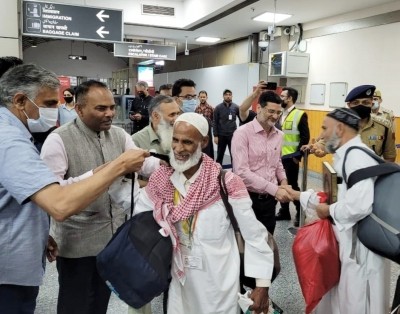 First batch of 145 pilgrims return to Srinagar after performing Haj