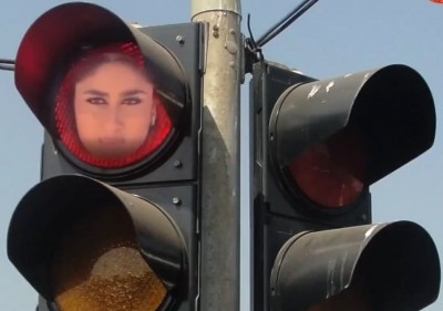 Delhi Police turn to Kareena's 'Poo' role to warn about jumping red lights Delhi Police turn to Kareena's 'Poo' role to warn about jumping red lights