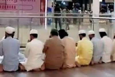 Controversy over namaz in Lulu Mall in Lucknow Controversy over namaz in Lulu Mall in Lucknow