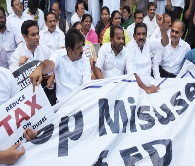 Delhi: Cong's protest march foiled, several MPs detained Delhi: Cong's protest march foiled, several MPs detained