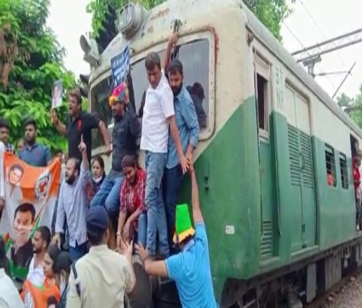 Sonia at ED office: Youth Cong workers stop several trains in Delhi Sonia at ED office: Youth Cong workers stop several trains in Delhi