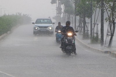 Six die as heavy rain lashes Gujarat Six die as heavy rain lashes Gujarat