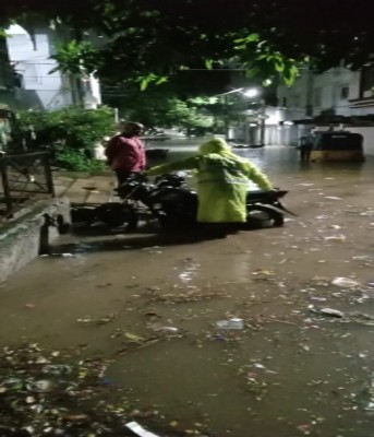 Heavy downpour in Hyderabad inundate low-lying areas Heavy downpour in Hyderabad inundate low-lying areas