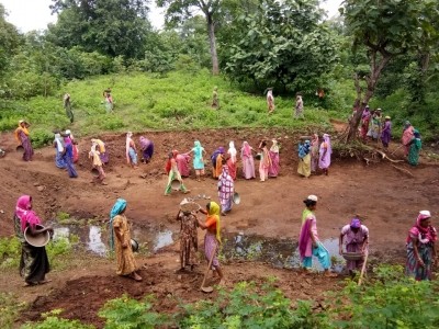 Gujarat school children given jobs under MGNREGS, govt cracks down on local officials Gujarat school children given jobs under MGNREGS, govt cracks down on local officials