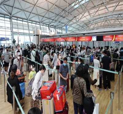 Travellers land in airport chaos across the world Travellers land in airport chaos across the world