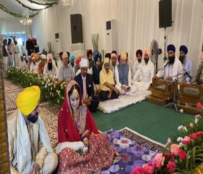 Embarking on new journey, Kejriwal wishes groom Bhagwant Mann Embarking on new journey, Kejriwal wishes groom Bhagwant Mann