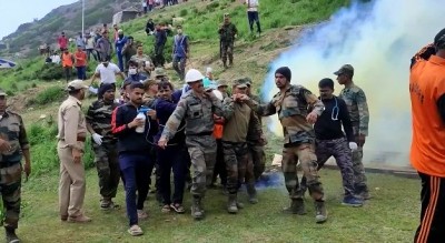 Army rescues injured Amarnath yatri Army rescues injured Amarnath yatri