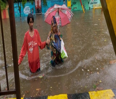 Rains pound Mumbai, Konkan, many towns flooded, 3,500 shifted (Roundup) Rains pound Mumbai, Konkan, many towns flooded, 3,500 shifted (Roundup)
