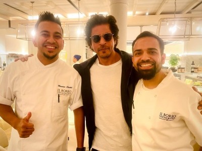 What's cooking? SRK's pics with London chefs go viral What's cooking? SRK's pics with London chefs go viral