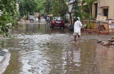 Heavy rains lash Telangana, red warning issued Heavy rains lash Telangana, red warning issued