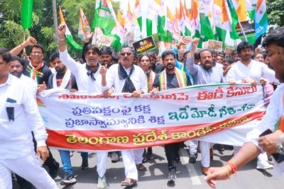 Cong takes out huge rally in Hyderabad in support of Sonia Cong takes out huge rally in Hyderabad in support of Sonia