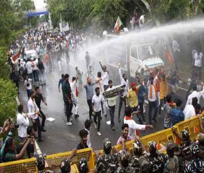 Delhi Police use water cannons to disperse protesting Cong workers Delhi Police use water cannons to disperse protesting Cong workers