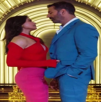 Akshay, Samantha groove on 'Oo Antava' in 'Koffee With Karan' Akshay, Samantha groove on 'Oo Antava' in 'Koffee With Karan'