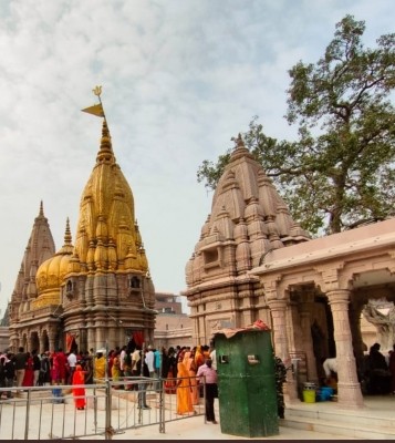Scuffle breaks out in Kashi Vishwanath temple over darshan Scuffle breaks out in Kashi Vishwanath temple over darshan