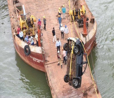 SUV falls into river in Goa, 4 killed SUV falls into river in Goa, 4 killed