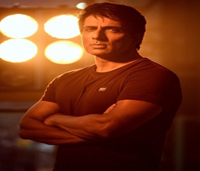 Sonu Sood, Team MTV 'Roadies' donates 1,000 raincoats to Mumbai Police