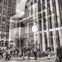 Top Apple corporate attorney pleads guilty to insider trading