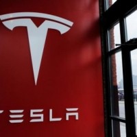 US safety regulators begin special probe into fatal Tesla crash