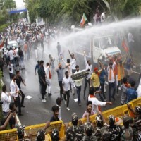 Delhi Police use water cannons to disperse protesting Cong workers