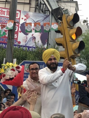 Maken's retweet backing Sidhu triggers speculation about Pilot Maken's retweet backing Sidhu triggers speculation about Pilot