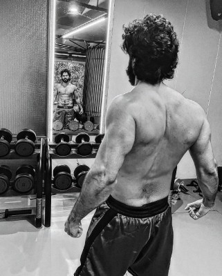Varun Dhawan to say goodbye to long hair, beard as 'Bhediya' shoot nears end Varun Dhawan to say goodbye to long hair, beard as 'Bhediya' shoot nears end