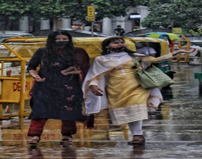Delhi: Light rain gives respite but waterlogging too Delhi: Light rain gives respite but waterlogging too