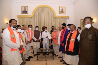 Bommai meets Governor, stakes claim to form government Bommai meets Governor, stakes claim to form government