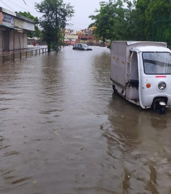 Gurugram: Heavy rain, waterlogging throw life out of gear Gurugram: Heavy rain, waterlogging throw life out of gear