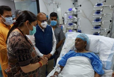 Smriti Irani visits Kalyan Singh in hospital Smriti Irani visits Kalyan Singh in hospital