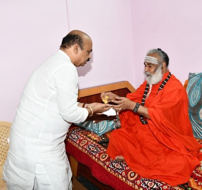 New K'taka CM visits hometown; goes to RSS office, meets Lingayat seer New K'taka CM visits hometown; goes to RSS office, meets Lingayat seer