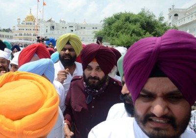Amid standoff with Punjab CM, Sidhu shows solidarity, strength Amid standoff with Punjab CM, Sidhu shows solidarity, strength
