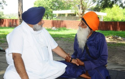 Sukhbir interacts with elderly protester to support farmers cause Sukhbir interacts with elderly protester to support farmers cause