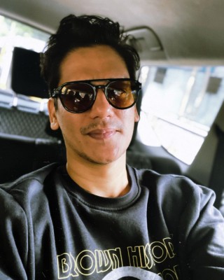 Vijay Varma says 'hello' with new photo-op Vijay Varma says 'hello' with new photo-op