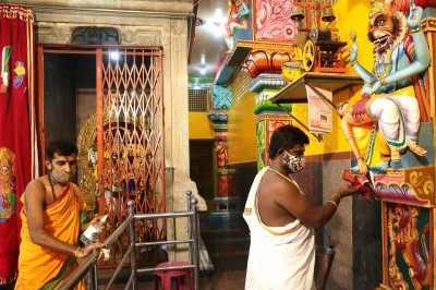 Temples, mosques, churches open sans offerings in Karnataka Temples, mosques, churches open sans offerings in Karnataka