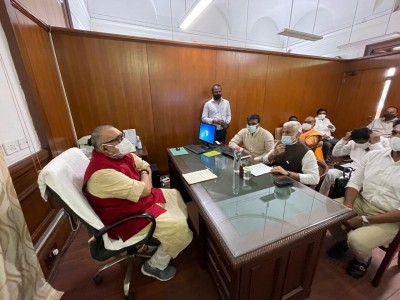 Andhra MPs seek Rs 6,750 cr pending funds from Centre Andhra MPs seek Rs 6,750 cr pending funds from Centre