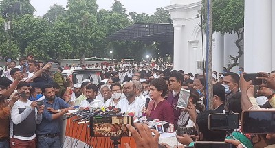 Priyanka calls off protest, blames UP govt for 'chaos' Priyanka calls off protest, blames UP govt for 'chaos'