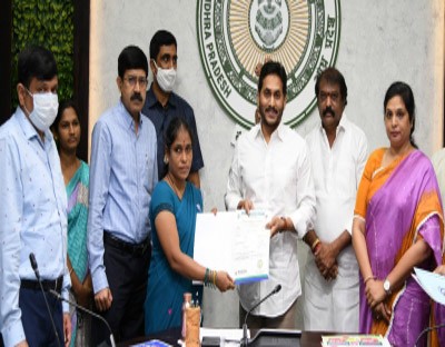 Andhra CM unveils renewed YSR Bima insurance scheme Andhra CM unveils renewed YSR Bima insurance scheme