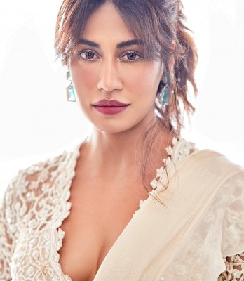 Chitrangda looks stunning in an off-white sari Chitrangda looks stunning in an off-white sari