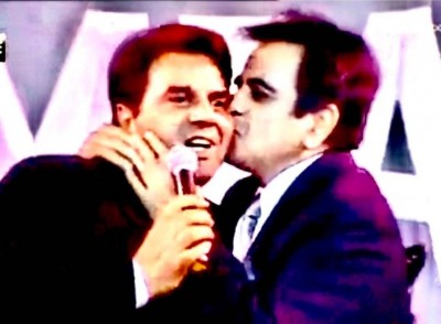 Dharmendra pays emotional tribute to Dilip Kumar Dharmendra pays emotional tribute to Dilip Kumar