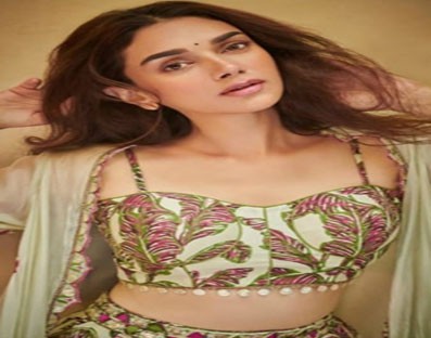 Aditi Rao Hydari's Malayalam debut film 'Sufiyum Sujatayum' turns one Aditi Rao Hydari's Malayalam debut film 'Sufiyum Sujatayum' turns one